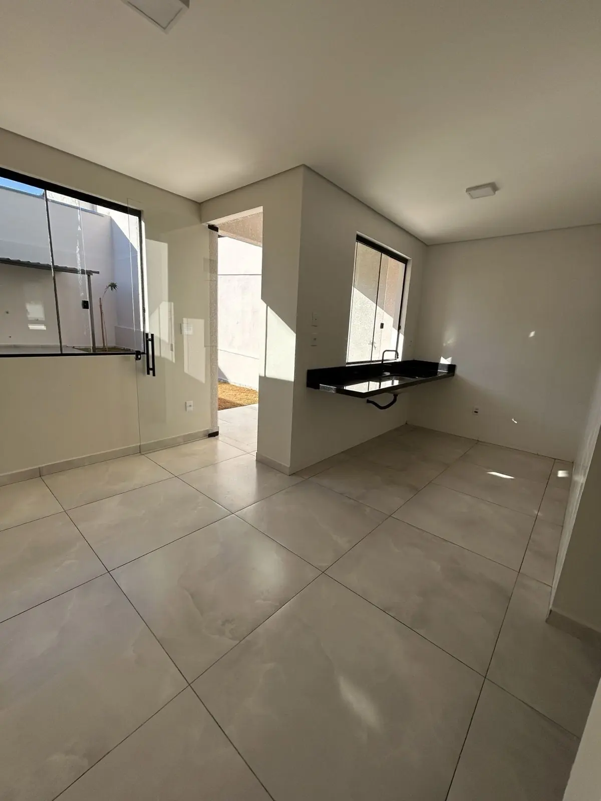 Cozinha integrada com bancada escura